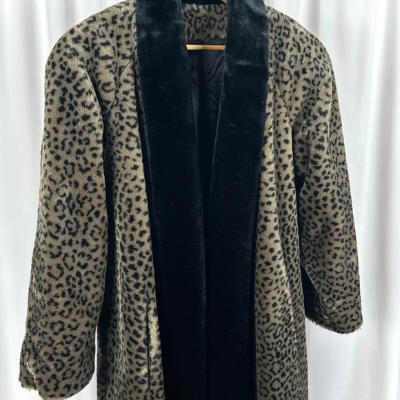 Vintage 1980s Faux Fur Winter Coat in Grey and Black - Made in Canada - M/L - Picture 2 of 10